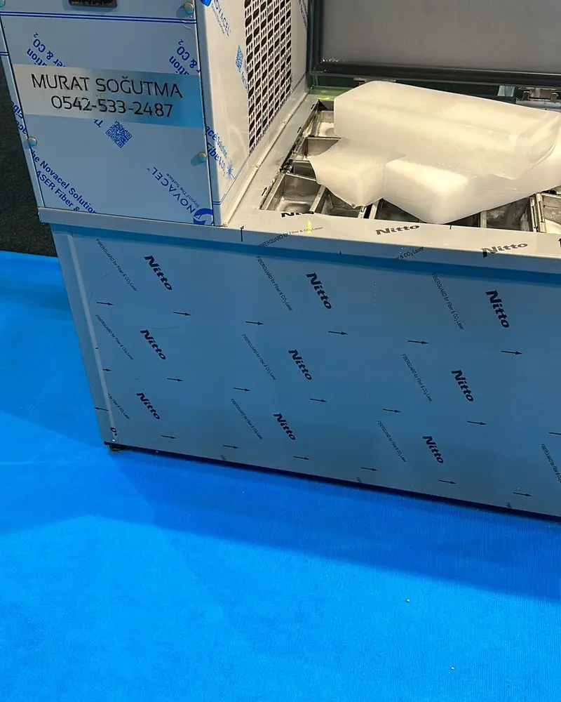 Blocs de glace sortis d'une machine à glace en bloc