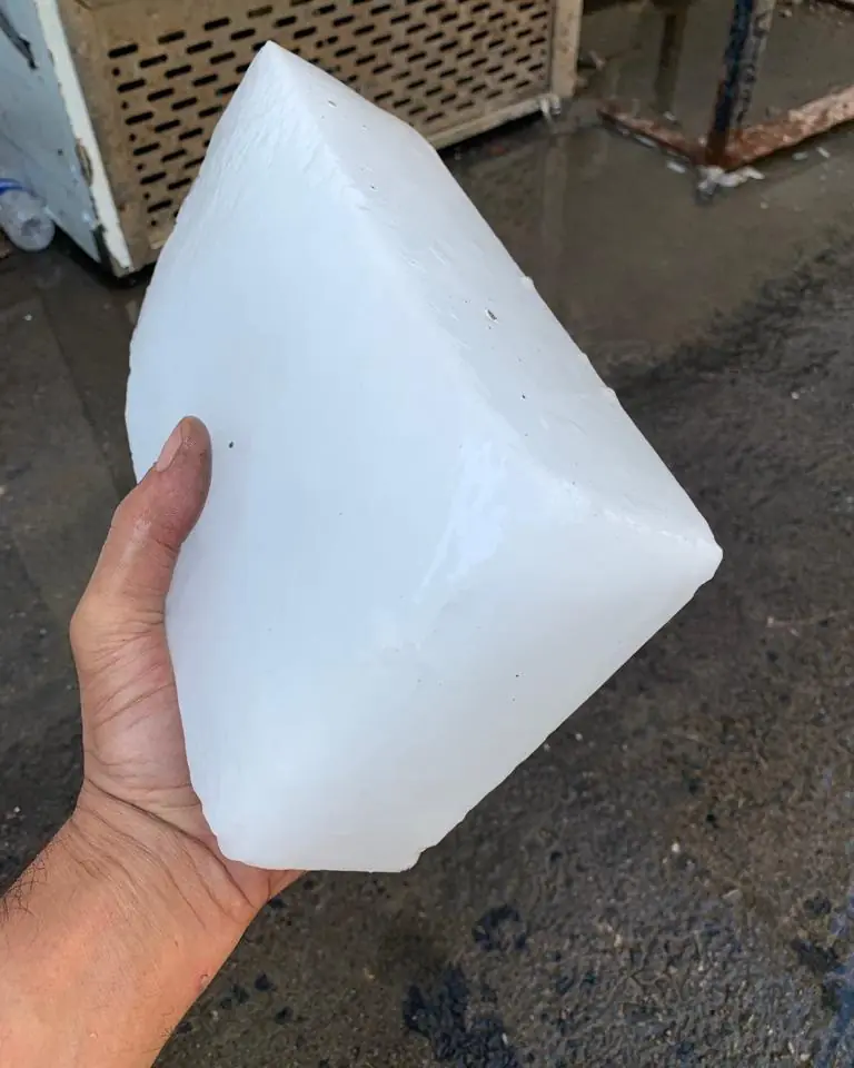 Un bloc de glace tout juste démoulé, tenu à la main