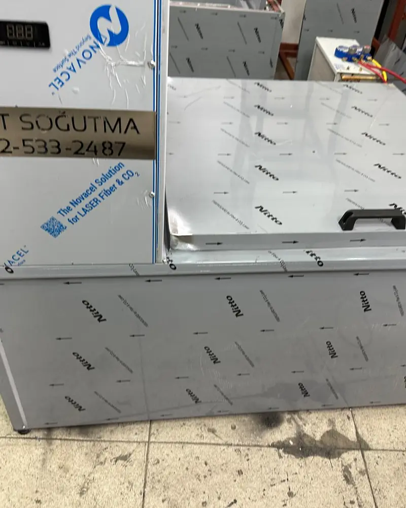 Caisson d'une machine à glace en bloc avec l'étiquette Murat Soğutma