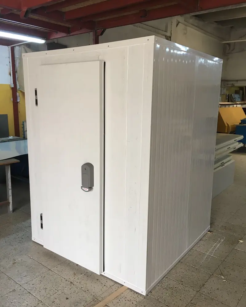 Chambre froide blanche en panneaux, avec sa porte