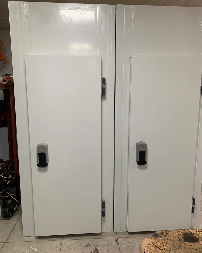 Deux portes de chambre froide côte à côte