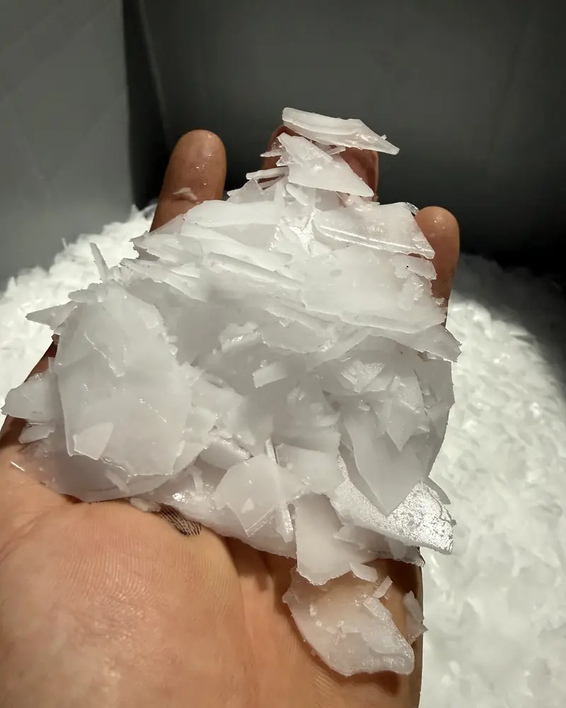 Une poignée de fines écailles de glace sorties de la machine