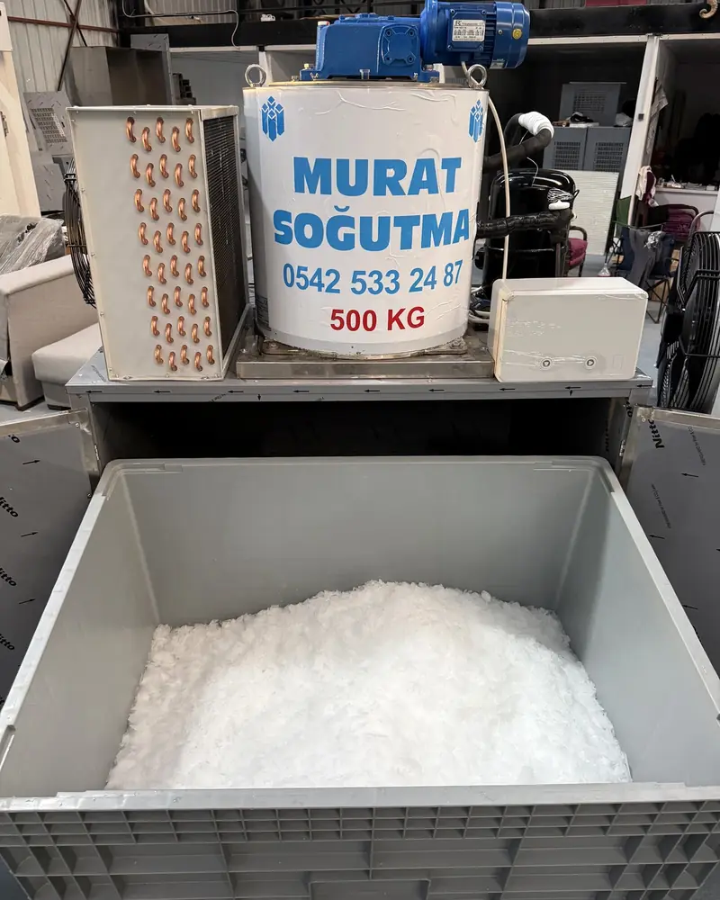 Machine à glace en écailles avec, en dessous, un bac qui se remplit de glace