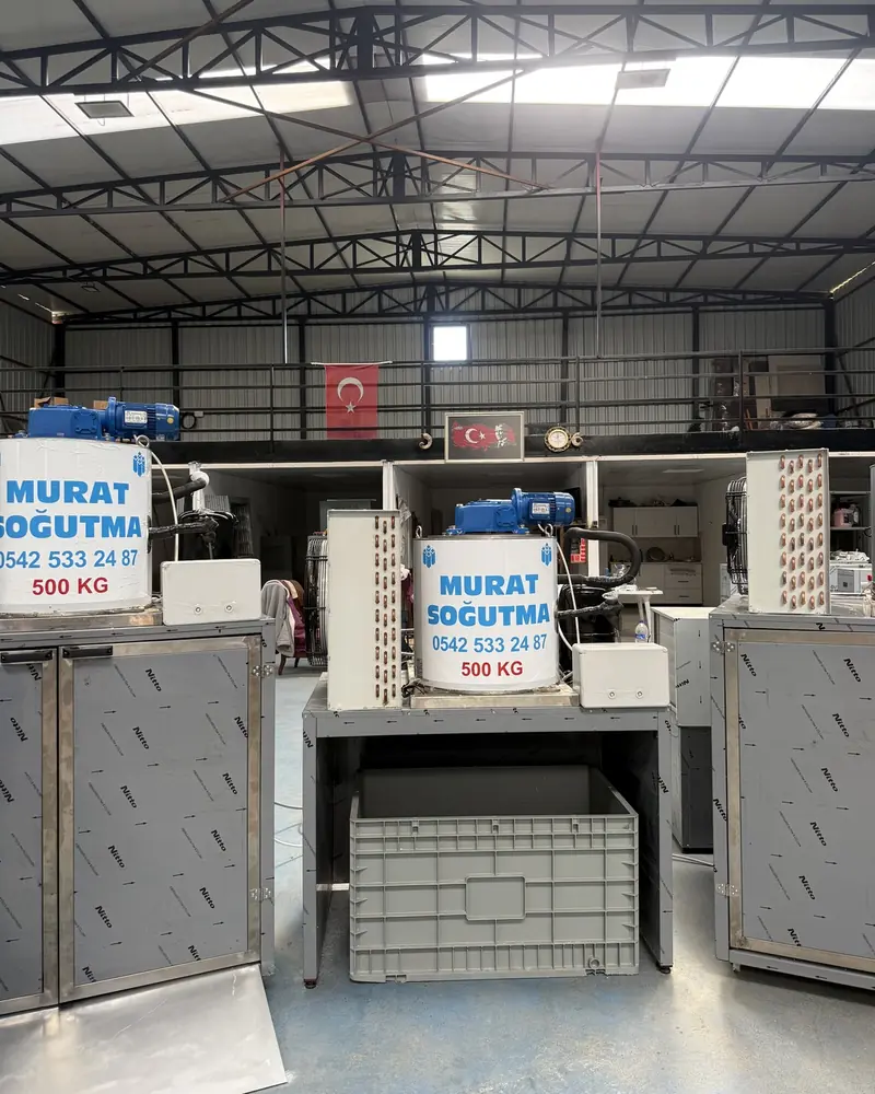 Deux machines à glace en écailles, l'étiquette Murat Soğutma sur le tambour