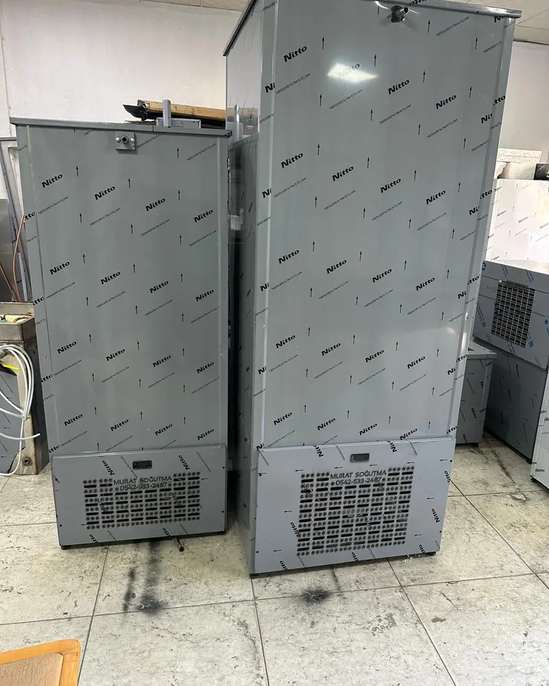 Deux refroidisseurs d'eau en inox dans l'atelier
